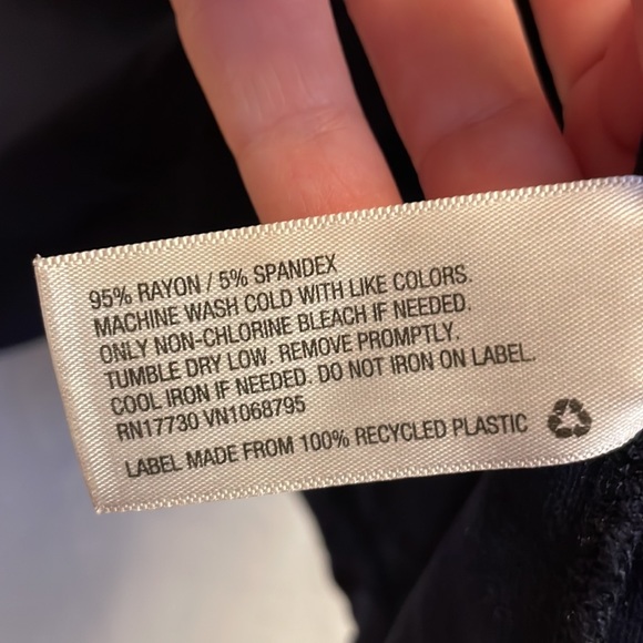 ☘️ Merona Women’s L Navy V-Neck Tee - Picture 3 of 3